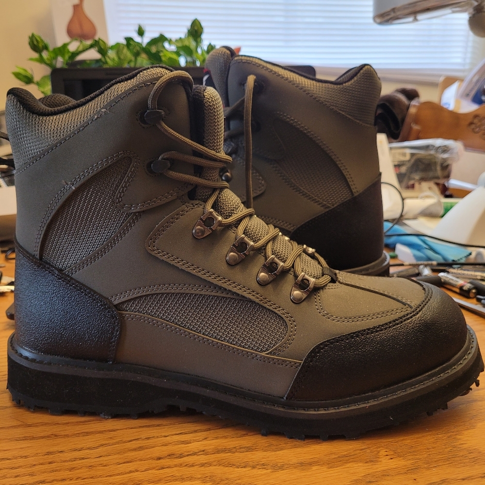 Man's  Fishing & Hunting Boots .